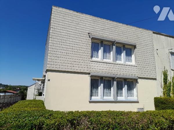 Faites revivre cette maison parfaitement entretenue avec de nombreuses dépendances.