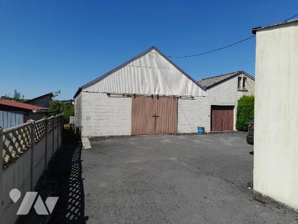 Faites revivre cette maison parfaitement entretenue avec de nombreuses dépendances.