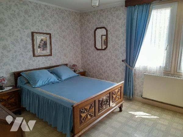 Faites revivre cette maison parfaitement entretenue avec de nombreuses dépendances.