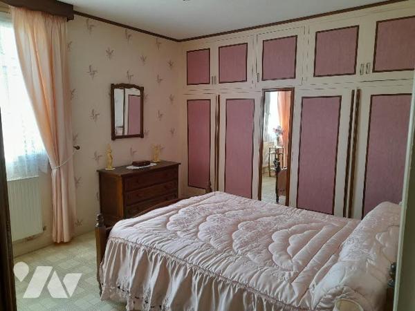 Faites revivre cette maison parfaitement entretenue avec de nombreuses dépendances.