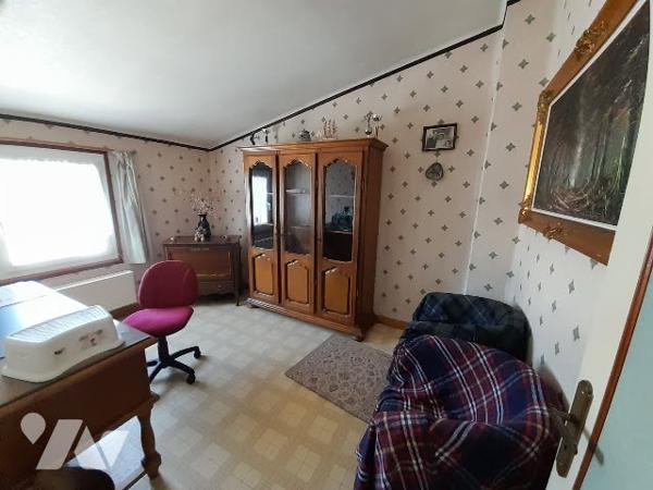 Faites revivre cette maison parfaitement entretenue avec de nombreuses dépendances.
