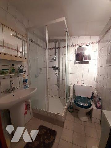 Faites revivre cette maison parfaitement entretenue avec de nombreuses dépendances.