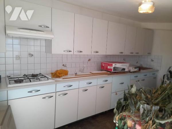 Faites revivre cette maison parfaitement entretenue avec de nombreuses dépendances.