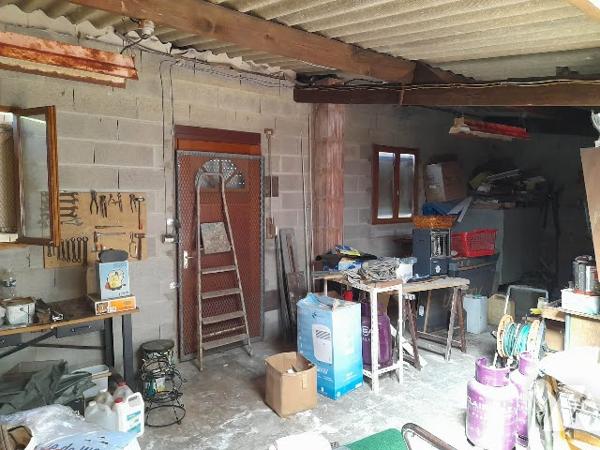 Faites revivre cette maison parfaitement entretenue avec de nombreuses dépendances.