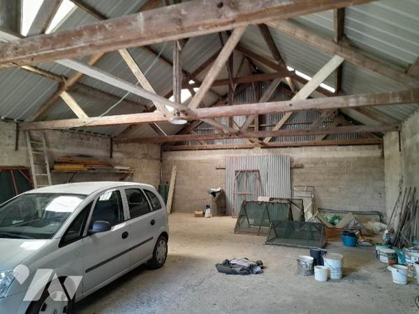 Faites revivre cette maison parfaitement entretenue avec de nombreuses dépendances.