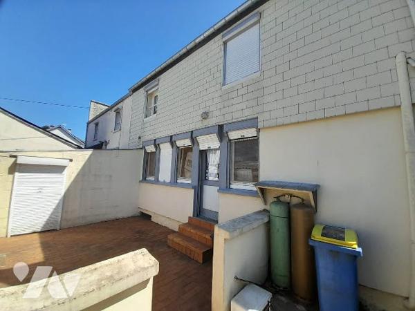 Faites revivre cette maison parfaitement entretenue avec de nombreuses dépendances.