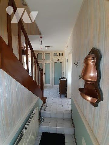 Faites revivre cette maison parfaitement entretenue avec de nombreuses dépendances.