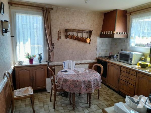Faites revivre cette maison parfaitement entretenue avec de nombreuses dépendances.