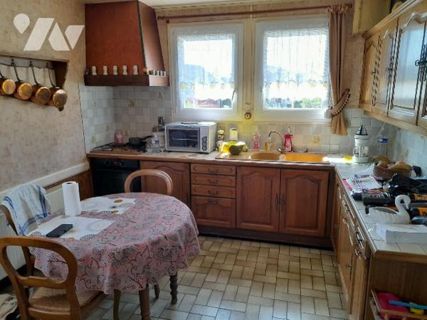 Faites revivre cette maison parfaitement entretenue avec de nombreuses dépendances.