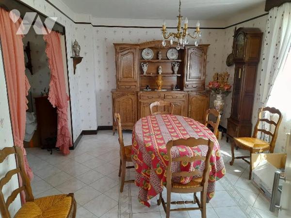 Faites revivre cette maison parfaitement entretenue avec de nombreuses dépendances.
