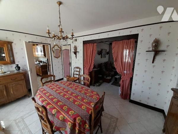 Faites revivre cette maison parfaitement entretenue avec de nombreuses dépendances.