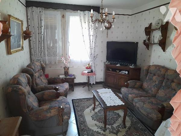 Faites revivre cette maison parfaitement entretenue avec de nombreuses dépendances.