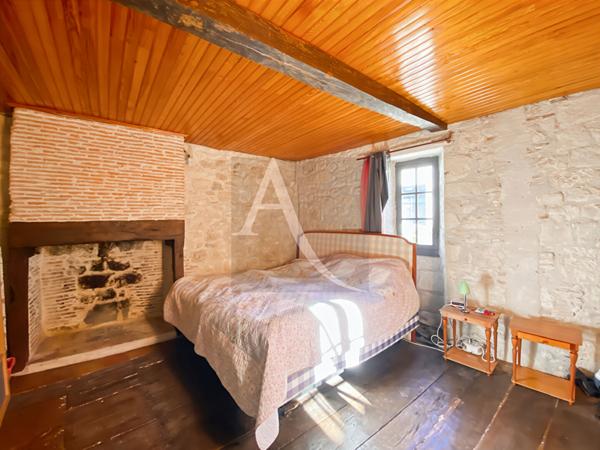 RAVISSANTE MAISON DE VILLAGE TOUTE EN PIERRE