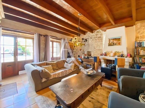 RAVISSANTE MAISON DE VILLAGE TOUTE EN PIERRE