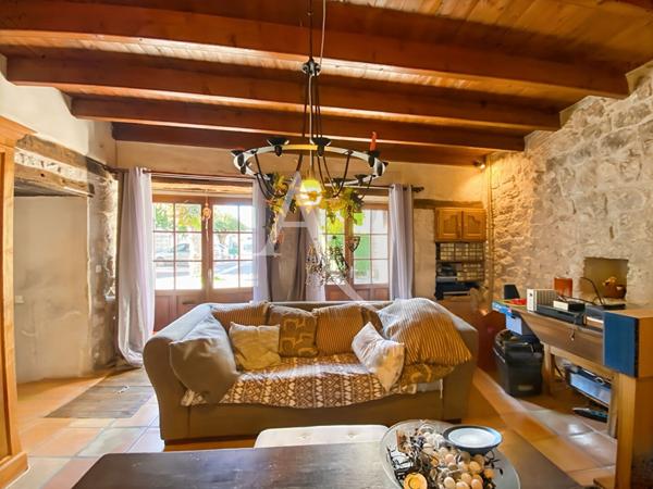 RAVISSANTE MAISON DE VILLAGE TOUTE EN PIERRE