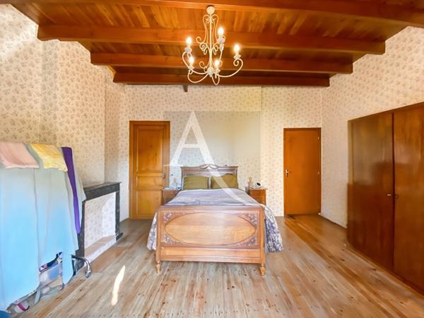 RAVISSANTE MAISON DE VILLAGE TOUTE EN PIERRE