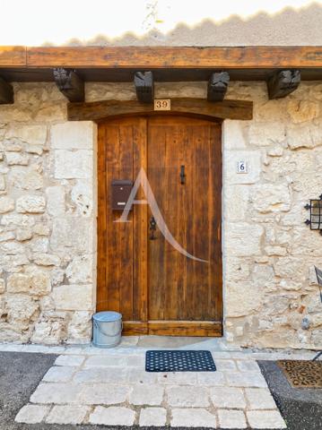 RAVISSANTE MAISON DE VILLAGE TOUTE EN PIERRE