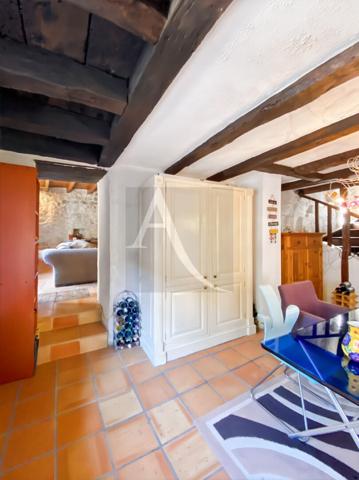 RAVISSANTE MAISON DE VILLAGE TOUTE EN PIERRE