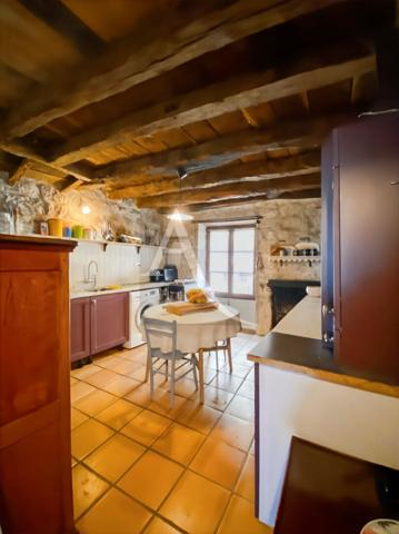 RAVISSANTE MAISON DE VILLAGE TOUTE EN PIERRE