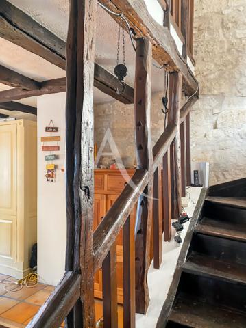 RAVISSANTE MAISON DE VILLAGE TOUTE EN PIERRE