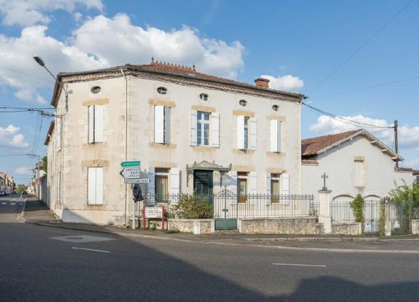 Maison à vendre    9 pièces •  Roquefort