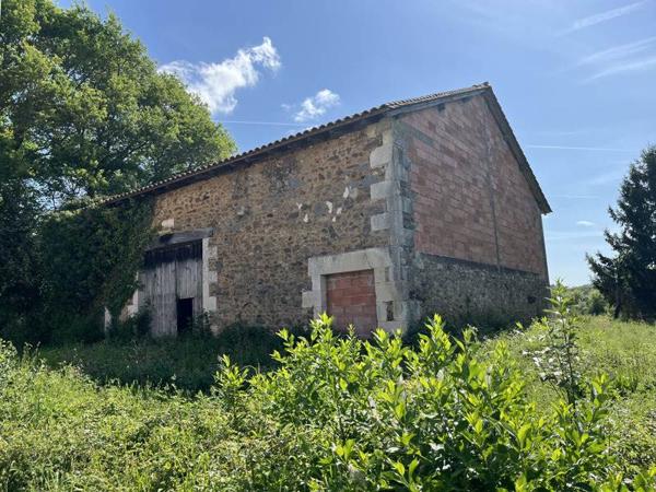 Grange à vendre |  Montbron |  1 pièce | 132,6 m²