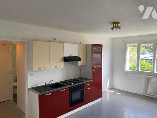 Appartement de type studio situé dans une résidence au 2ème étage, proche du centre-ville, comp...