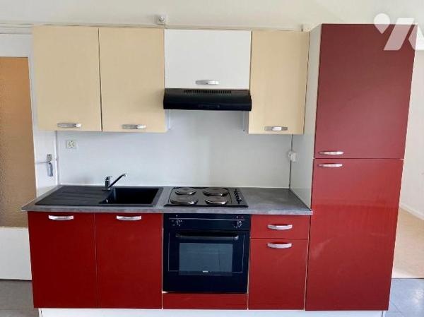 Appartement de type studio situé dans une résidence au 2ème étage, proche du centre-ville, comp...