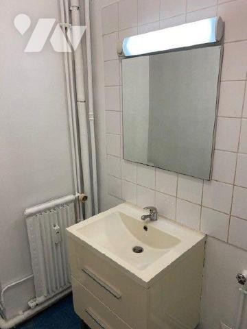 Appartement de type studio situé dans une résidence au 2ème étage, proche du centre-ville, comp...