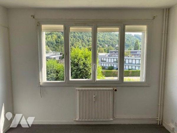 Appartement de type studio situé dans une résidence au 2ème étage, proche du centre-ville, comp...
