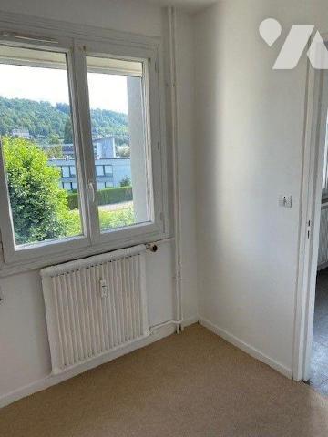 Appartement de type studio situé dans une résidence au 2ème étage, proche du centre-ville, comp...