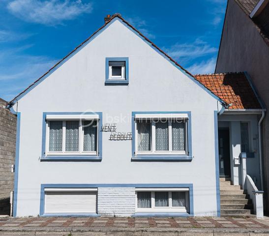 **À VENDRE EN EXCLUSIVITÉ – STELLA-PLAGE**

Idéalement situé **en centre-ville de Stella-Plage et à seulement 800 mètres de la plage**, découvrez cet appartement **T3 d’environ 47 m²**, situé en rez-de-chaussée.

Il se compose d’une **entrée, d’un séjour, d’une cuisine, de deux chambres et d’une salle de bains**.

Un véritable atout complète ce bien : **un grenier à aménager**, offrant un potentiel supplémentaire selon vos besoins et vos projets.

Grâce à sa situation privilégiée, vous profitez des **commerces et du centre de Stella-Plage à proximité**, tout en rejoignant facilement la plage.

Cet appartement conviendra aussi bien pour une **résidence principale ou secondaire** que pour un **investissement locatif**.

📍 Stella-Plage centre-ville
🌊 Plage à environ 800 m
🏠 Rez-de-chaussée
🛏️ 2 chambres
📐 Environ 47 m²
✨ Grenier à aménager

**Bien proposé en exclusivité.**

Pour plus d’informations ou pour organiser une visite, contactez-moi.

**Antoine MAUME**
Conseiller immobilier BSK
06 74 73 84 97