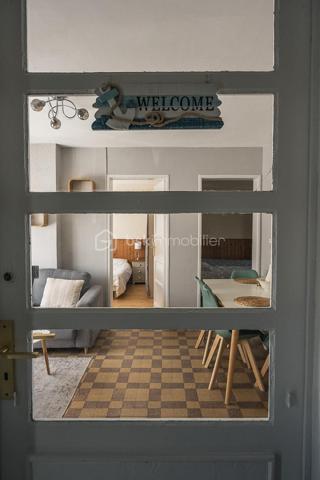 **À VENDRE EN EXCLUSIVITÉ – STELLA-PLAGE**

Idéalement situé **en centre-ville de Stella-Plage et à seulement 800 mètres de la plage**, découvrez cet appartement **T3 d’environ 47 m²**, situé en rez-de-chaussée.

Il se compose d’une **entrée, d’un séjour, d’une cuisine, de deux chambres et d’une salle de bains**.

Un véritable atout complète ce bien : **un grenier à aménager**, offrant un potentiel supplémentaire selon vos besoins et vos projets.

Grâce à sa situation privilégiée, vous profitez des **commerces et du centre de Stella-Plage à proximité**, tout en rejoignant facilement la plage.

Cet appartement conviendra aussi bien pour une **résidence principale ou secondaire** que pour un **investissement locatif**.

📍 Stella-Plage centre-ville
🌊 Plage à environ 800 m
🏠 Rez-de-chaussée
🛏️ 2 chambres
📐 Environ 47 m²
✨ Grenier à aménager

**Bien proposé en exclusivité.**

Pour plus d’informations ou pour organiser une visite, contactez-moi.

**Antoine MAUME**
Conseiller immobilier BSK
06 74 73 84 97