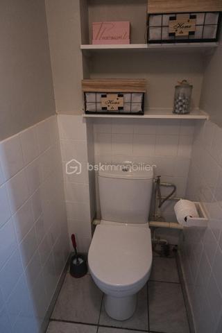 **À VENDRE EN EXCLUSIVITÉ – STELLA-PLAGE**

Idéalement situé **en centre-ville de Stella-Plage et à seulement 800 mètres de la plage**, découvrez cet appartement **T3 d’environ 47 m²**, situé en rez-de-chaussée.

Il se compose d’une **entrée, d’un séjour, d’une cuisine, de deux chambres et d’une salle de bains**.

Un véritable atout complète ce bien : **un grenier à aménager**, offrant un potentiel supplémentaire selon vos besoins et vos projets.

Grâce à sa situation privilégiée, vous profitez des **commerces et du centre de Stella-Plage à proximité**, tout en rejoignant facilement la plage.

Cet appartement conviendra aussi bien pour une **résidence principale ou secondaire** que pour un **investissement locatif**.

📍 Stella-Plage centre-ville
🌊 Plage à environ 800 m
🏠 Rez-de-chaussée
🛏️ 2 chambres
📐 Environ 47 m²
✨ Grenier à aménager

**Bien proposé en exclusivité.**

Pour plus d’informations ou pour organiser une visite, contactez-moi.

**Antoine MAUME**
Conseiller immobilier BSK
06 74 73 84 97