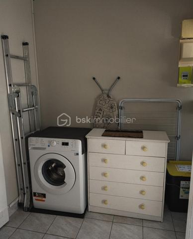 **À VENDRE EN EXCLUSIVITÉ – STELLA-PLAGE**

Idéalement situé **en centre-ville de Stella-Plage et à seulement 800 mètres de la plage**, découvrez cet appartement **T3 d’environ 47 m²**, situé en rez-de-chaussée.

Il se compose d’une **entrée, d’un séjour, d’une cuisine, de deux chambres et d’une salle de bains**.

Un véritable atout complète ce bien : **un grenier à aménager**, offrant un potentiel supplémentaire selon vos besoins et vos projets.

Grâce à sa situation privilégiée, vous profitez des **commerces et du centre de Stella-Plage à proximité**, tout en rejoignant facilement la plage.

Cet appartement conviendra aussi bien pour une **résidence principale ou secondaire** que pour un **investissement locatif**.

📍 Stella-Plage centre-ville
🌊 Plage à environ 800 m
🏠 Rez-de-chaussée
🛏️ 2 chambres
📐 Environ 47 m²
✨ Grenier à aménager

**Bien proposé en exclusivité.**

Pour plus d’informations ou pour organiser une visite, contactez-moi.

**Antoine MAUME**
Conseiller immobilier BSK
06 74 73 84 97