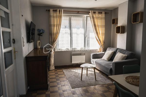 **À VENDRE EN EXCLUSIVITÉ – STELLA-PLAGE**

Idéalement situé **en centre-ville de Stella-Plage et à seulement 800 mètres de la plage**, découvrez cet appartement **T3 d’environ 47 m²**, situé en rez-de-chaussée.

Il se compose d’une **entrée, d’un séjour, d’une cuisine, de deux chambres et d’une salle de bains**.

Un véritable atout complète ce bien : **un grenier à aménager**, offrant un potentiel supplémentaire selon vos besoins et vos projets.

Grâce à sa situation privilégiée, vous profitez des **commerces et du centre de Stella-Plage à proximité**, tout en rejoignant facilement la plage.

Cet appartement conviendra aussi bien pour une **résidence principale ou secondaire** que pour un **investissement locatif**.

📍 Stella-Plage centre-ville
🌊 Plage à environ 800 m
🏠 Rez-de-chaussée
🛏️ 2 chambres
📐 Environ 47 m²
✨ Grenier à aménager

**Bien proposé en exclusivité.**

Pour plus d’informations ou pour organiser une visite, contactez-moi.

**Antoine MAUME**
Conseiller immobilier BSK
06 74 73 84 97