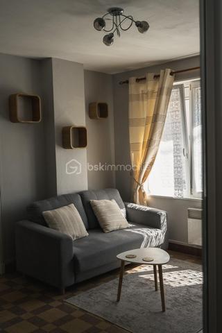 **À VENDRE EN EXCLUSIVITÉ – STELLA-PLAGE**

Idéalement situé **en centre-ville de Stella-Plage et à seulement 800 mètres de la plage**, découvrez cet appartement **T3 d’environ 47 m²**, situé en rez-de-chaussée.

Il se compose d’une **entrée, d’un séjour, d’une cuisine, de deux chambres et d’une salle de bains**.

Un véritable atout complète ce bien : **un grenier à aménager**, offrant un potentiel supplémentaire selon vos besoins et vos projets.

Grâce à sa situation privilégiée, vous profitez des **commerces et du centre de Stella-Plage à proximité**, tout en rejoignant facilement la plage.

Cet appartement conviendra aussi bien pour une **résidence principale ou secondaire** que pour un **investissement locatif**.

📍 Stella-Plage centre-ville
🌊 Plage à environ 800 m
🏠 Rez-de-chaussée
🛏️ 2 chambres
📐 Environ 47 m²
✨ Grenier à aménager

**Bien proposé en exclusivité.**

Pour plus d’informations ou pour organiser une visite, contactez-moi.

**Antoine MAUME**
Conseiller immobilier BSK
06 74 73 84 97