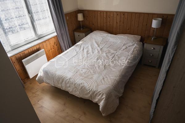 **À VENDRE EN EXCLUSIVITÉ – STELLA-PLAGE**

Idéalement situé **en centre-ville de Stella-Plage et à seulement 800 mètres de la plage**, découvrez cet appartement **T3 d’environ 47 m²**, situé en rez-de-chaussée.

Il se compose d’une **entrée, d’un séjour, d’une cuisine, de deux chambres et d’une salle de bains**.

Un véritable atout complète ce bien : **un grenier à aménager**, offrant un potentiel supplémentaire selon vos besoins et vos projets.

Grâce à sa situation privilégiée, vous profitez des **commerces et du centre de Stella-Plage à proximité**, tout en rejoignant facilement la plage.

Cet appartement conviendra aussi bien pour une **résidence principale ou secondaire** que pour un **investissement locatif**.

📍 Stella-Plage centre-ville
🌊 Plage à environ 800 m
🏠 Rez-de-chaussée
🛏️ 2 chambres
📐 Environ 47 m²
✨ Grenier à aménager

**Bien proposé en exclusivité.**

Pour plus d’informations ou pour organiser une visite, contactez-moi.

**Antoine MAUME**
Conseiller immobilier BSK
06 74 73 84 97