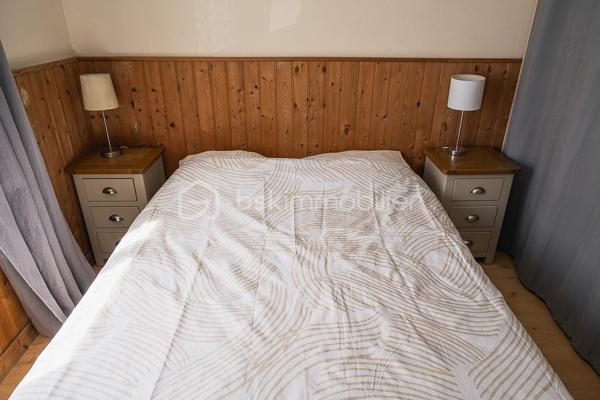 **À VENDRE EN EXCLUSIVITÉ – STELLA-PLAGE**

Idéalement situé **en centre-ville de Stella-Plage et à seulement 800 mètres de la plage**, découvrez cet appartement **T3 d’environ 47 m²**, situé en rez-de-chaussée.

Il se compose d’une **entrée, d’un séjour, d’une cuisine, de deux chambres et d’une salle de bains**.

Un véritable atout complète ce bien : **un grenier à aménager**, offrant un potentiel supplémentaire selon vos besoins et vos projets.

Grâce à sa situation privilégiée, vous profitez des **commerces et du centre de Stella-Plage à proximité**, tout en rejoignant facilement la plage.

Cet appartement conviendra aussi bien pour une **résidence principale ou secondaire** que pour un **investissement locatif**.

📍 Stella-Plage centre-ville
🌊 Plage à environ 800 m
🏠 Rez-de-chaussée
🛏️ 2 chambres
📐 Environ 47 m²
✨ Grenier à aménager

**Bien proposé en exclusivité.**

Pour plus d’informations ou pour organiser une visite, contactez-moi.

**Antoine MAUME**
Conseiller immobilier BSK
06 74 73 84 97