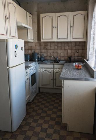 **À VENDRE EN EXCLUSIVITÉ – STELLA-PLAGE**

Idéalement situé **en centre-ville de Stella-Plage et à seulement 800 mètres de la plage**, découvrez cet appartement **T3 d’environ 47 m²**, situé en rez-de-chaussée.

Il se compose d’une **entrée, d’un séjour, d’une cuisine, de deux chambres et d’une salle de bains**.

Un véritable atout complète ce bien : **un grenier à aménager**, offrant un potentiel supplémentaire selon vos besoins et vos projets.

Grâce à sa situation privilégiée, vous profitez des **commerces et du centre de Stella-Plage à proximité**, tout en rejoignant facilement la plage.

Cet appartement conviendra aussi bien pour une **résidence principale ou secondaire** que pour un **investissement locatif**.

📍 Stella-Plage centre-ville
🌊 Plage à environ 800 m
🏠 Rez-de-chaussée
🛏️ 2 chambres
📐 Environ 47 m²
✨ Grenier à aménager

**Bien proposé en exclusivité.**

Pour plus d’informations ou pour organiser une visite, contactez-moi.

**Antoine MAUME**
Conseiller immobilier BSK
06 74 73 84 97