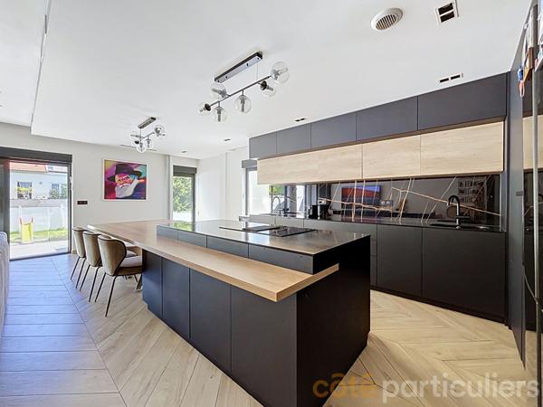 Vente
                Maison170,14 m² - 6 Pièces -
                    SAINT MAUR DES FOSSES (94100)