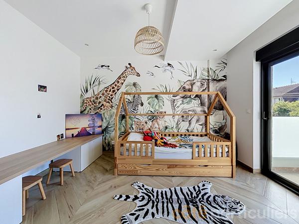 Vente
                Maison170,14 m² - 6 Pièces -
                    SAINT MAUR DES FOSSES (94100)