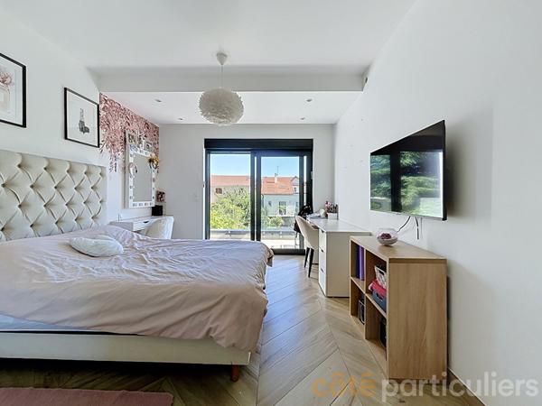 Vente
                Maison170,14 m² - 6 Pièces -
                    SAINT MAUR DES FOSSES (94100)