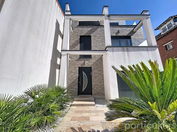 Vente
                Maison170,14 m² - 6 Pièces -
                    SAINT MAUR DES FOSSES (94100)