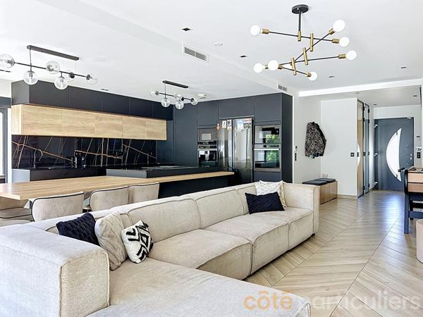 Vente
                Maison170,14 m² - 6 Pièces -
                    SAINT MAUR DES FOSSES (94100)