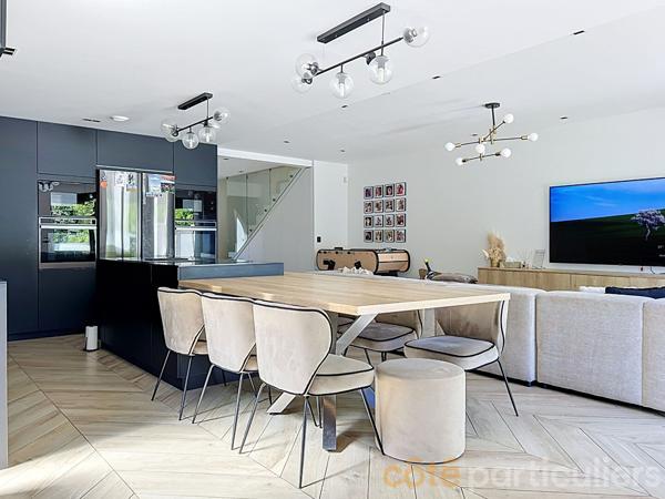 Vente
                Maison170,14 m² - 6 Pièces -
                    SAINT MAUR DES FOSSES (94100)