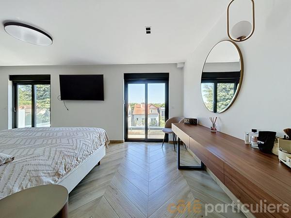 Vente
                Maison170,14 m² - 6 Pièces -
                    SAINT MAUR DES FOSSES (94100)