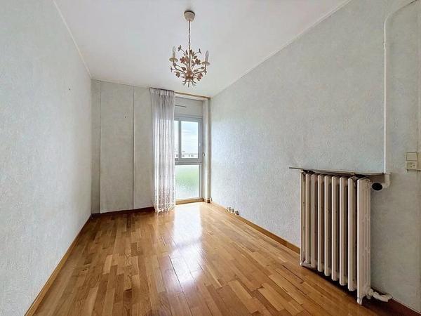 Vente                                                      Appartement
                        
                     4 pièces                      77 m2                     à Yerres