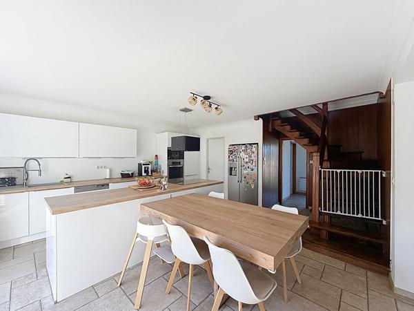 PAMIERS : FERME RENOVEE A VENDRE AVEC JARDIN, DOUBLE GARAGE ET DEPENDANCE