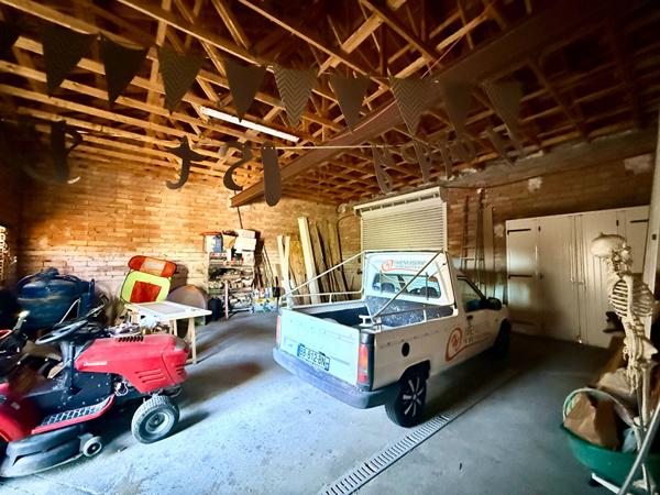 PAMIERS : FERME RENOVEE A VENDRE AVEC JARDIN, DOUBLE GARAGE ET DEPENDANCE